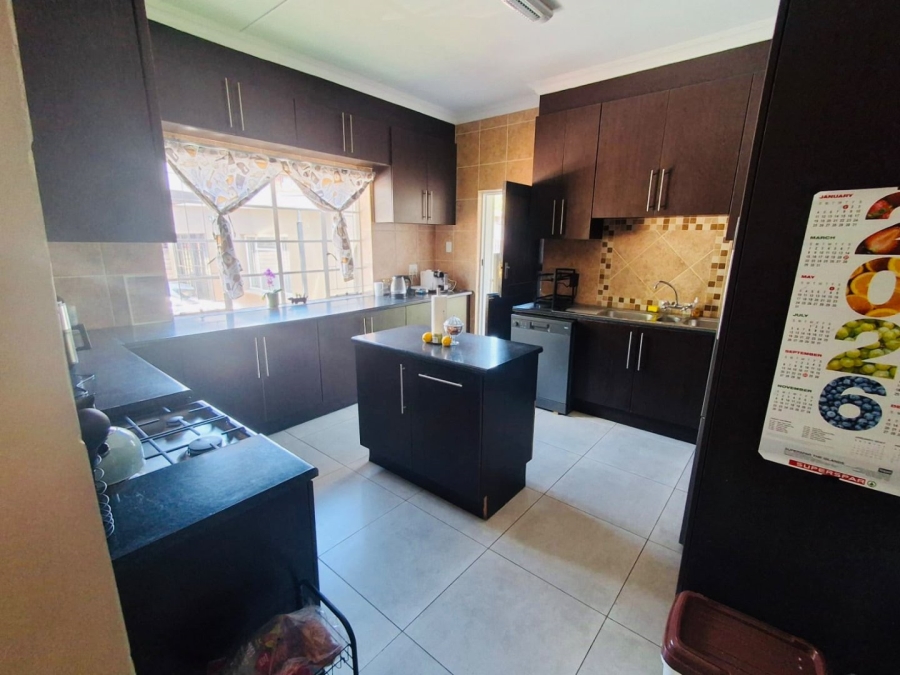 To Let 2 Bedroom Property for Rent in Meerhof North West